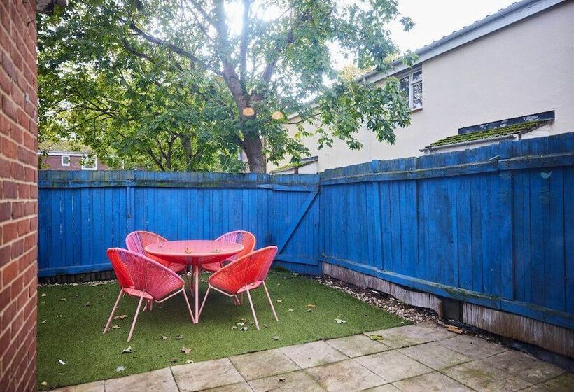 The Chiswick Escape   Lovely 2bdr House With Garden