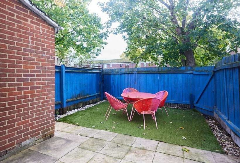 The Chiswick Escape   Lovely 2bdr House With Garden