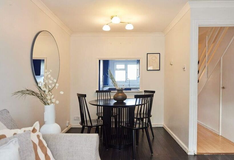 The Chiswick Escape   Lovely 2bdr House With Garden