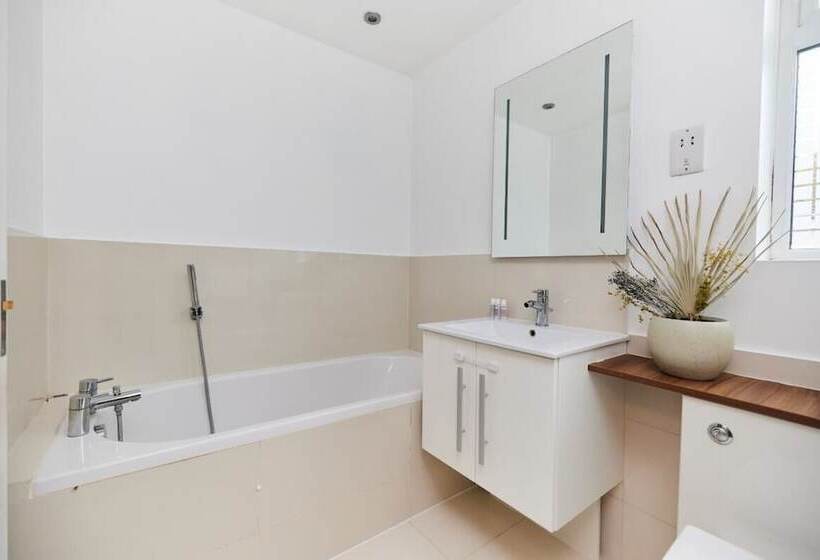 The Chiswick Escape   Lovely 2bdr House With Garden