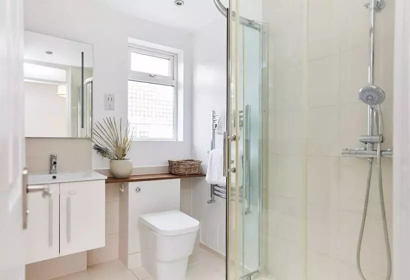 The Chiswick Escape   Lovely 2bdr House With Garden