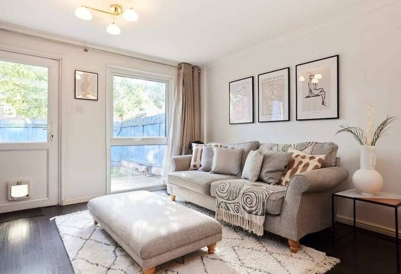 The Chiswick Escape   Lovely 2bdr House With Garden