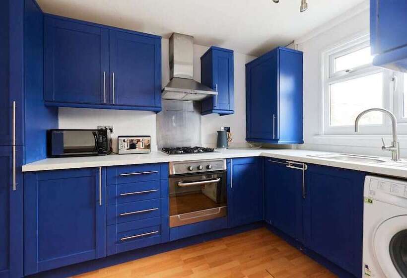 The Chiswick Escape   Lovely 2bdr House With Garden