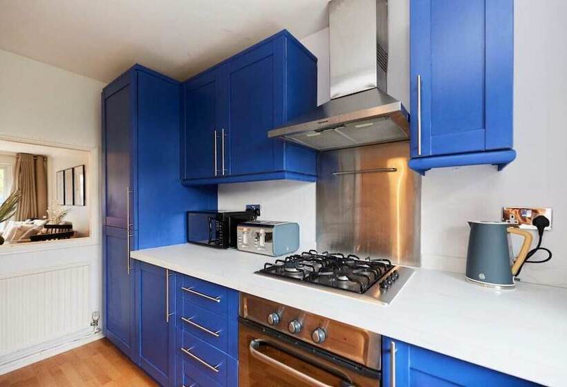 The Chiswick Escape   Lovely 2bdr House With Garden