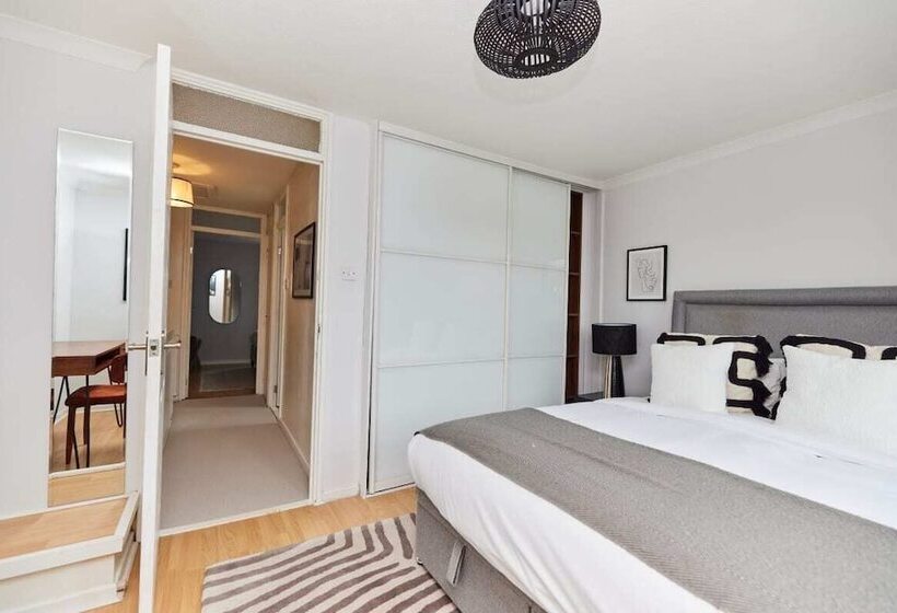 The Chiswick Escape   Lovely 2bdr House With Garden