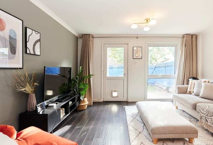 The Chiswick Escape   Lovely 2bdr House With Garden