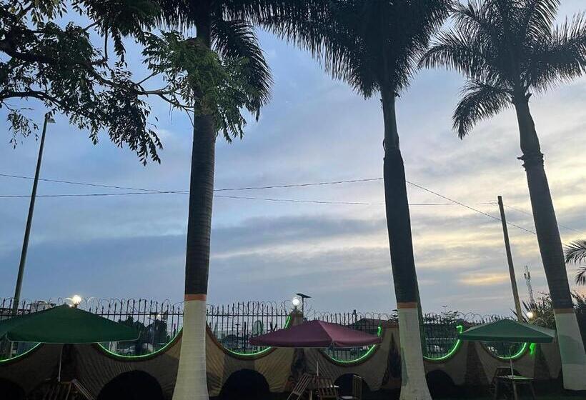 7 Days Hotel On Un Base