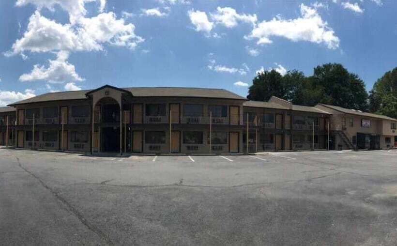 호텔 Travelers Inn