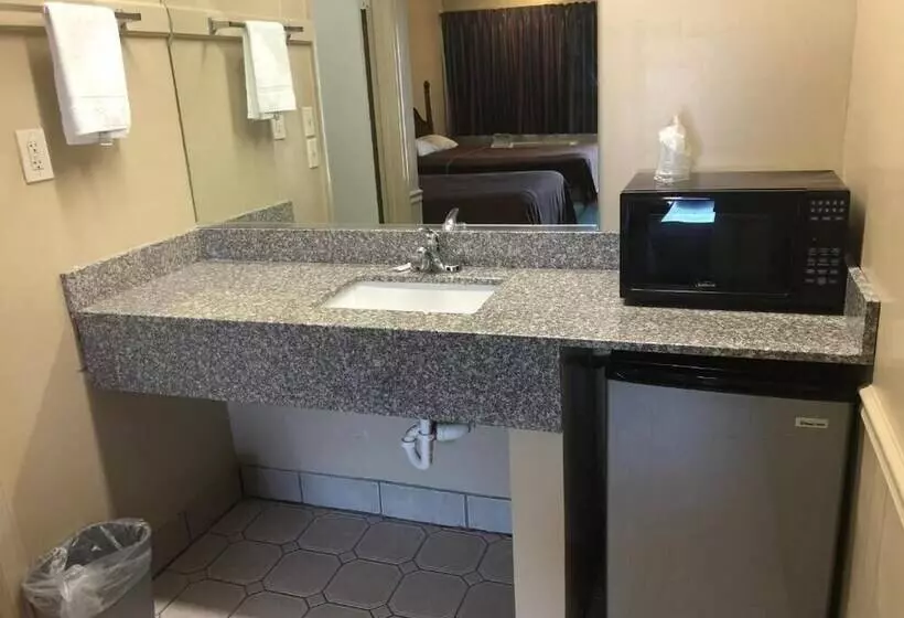 Hotelli Travelers Inn