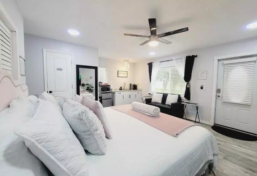 ペンション Modern Dream Rooms Suits   Private, Parking, Wi Fi, Netflix