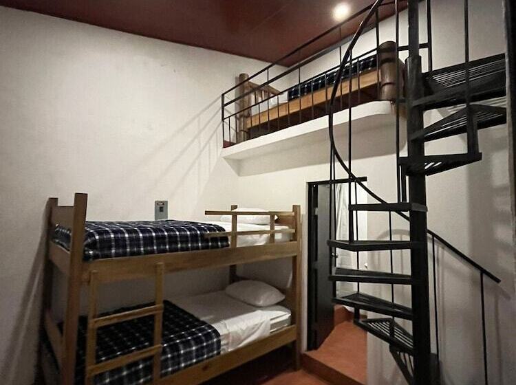 پانسیون Hostal 17 52