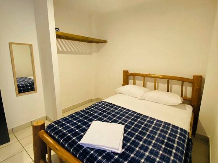 پانسیون Hostal 17 52