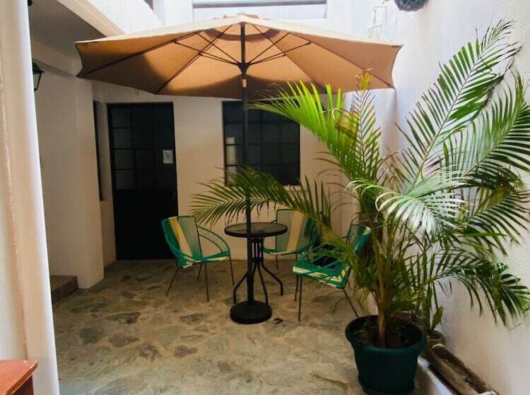 پانسیون Hostal 17 52