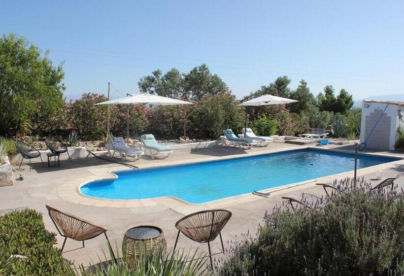 ベッドアンドブレックファースト Casa De La Familia   Casa Rural