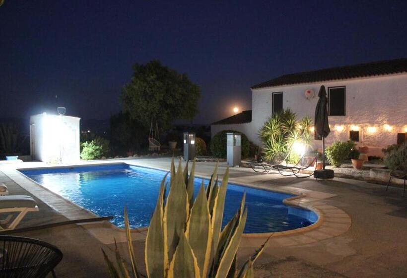 ベッドアンドブレックファースト Casa De La Familia   Casa Rural