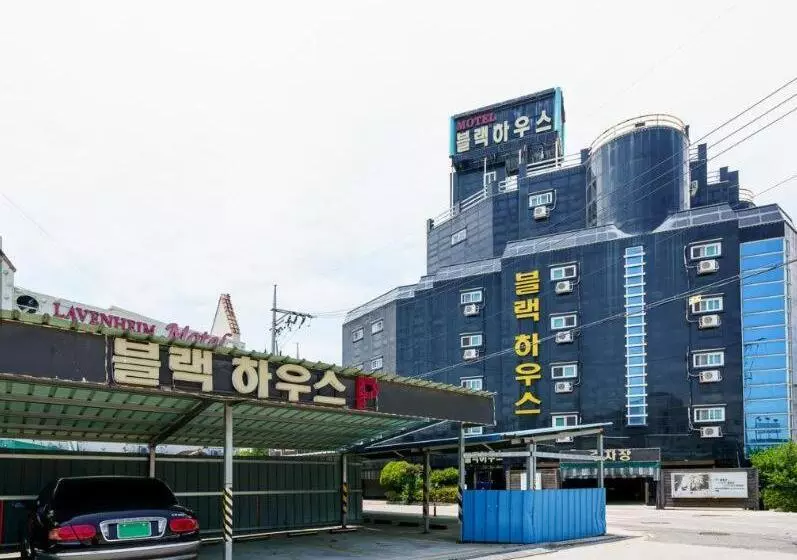 Buantreehotel Blackhouse