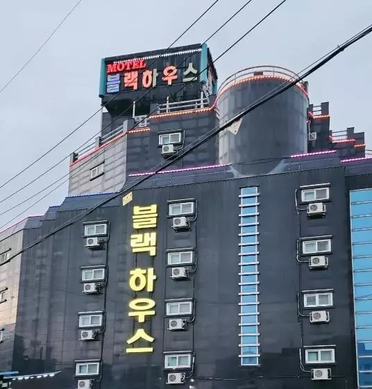 Buantreehotel Blackhouse