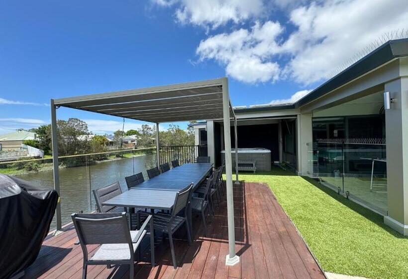 פנסיון Lakeside Retreat