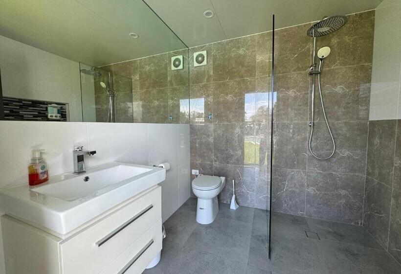 פנסיון Lakeside Retreat