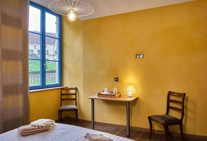 Aamiaismajoitus (B&B) L Hôte De La Couronne