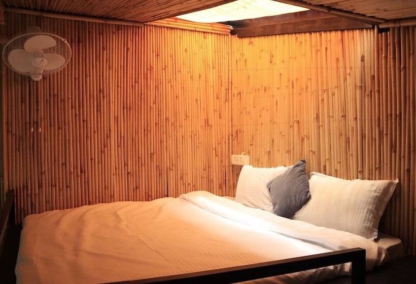 Отель Arahnyam Pool Side Cafe & Resort