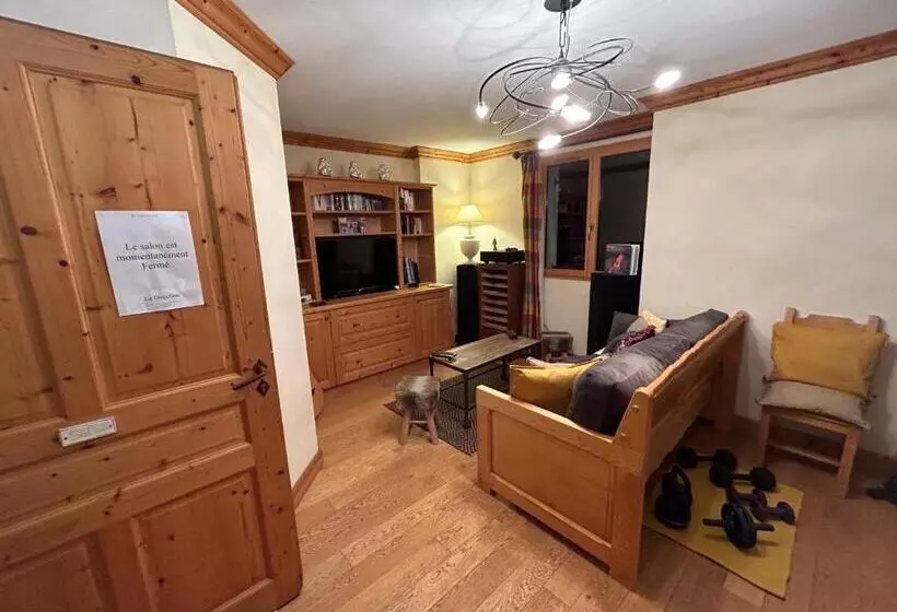 Hotelli Hôtel Le Jalouvre