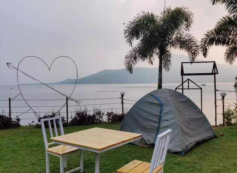 ホテル The Camp Square Pawna