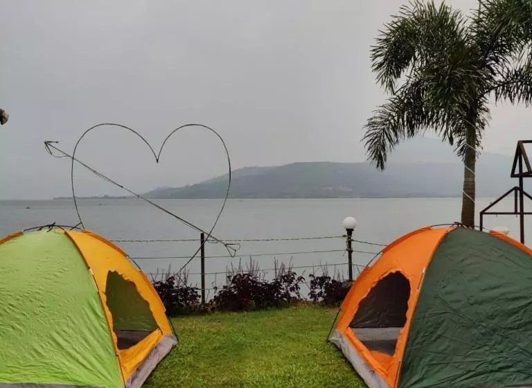 ホテル The Camp Square Pawna