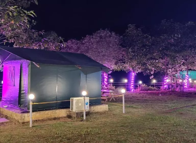 ホテル The Camp Square Pawna