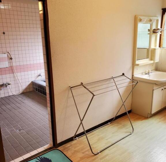 پانسیون 鷹とあそべる海辺のカフェ&ゲストハウスことひ