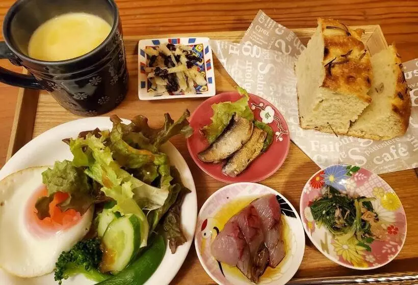 پانسیون 鷹とあそべる海辺のカフェ&ゲストハウスことひ