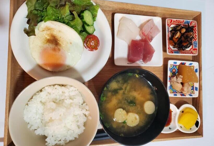 پانسیون 鷹とあそべる海辺のカフェ&ゲストハウスことひ