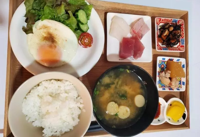 پانسیون 鷹とあそべる海辺のカフェ&ゲストハウスことひ
