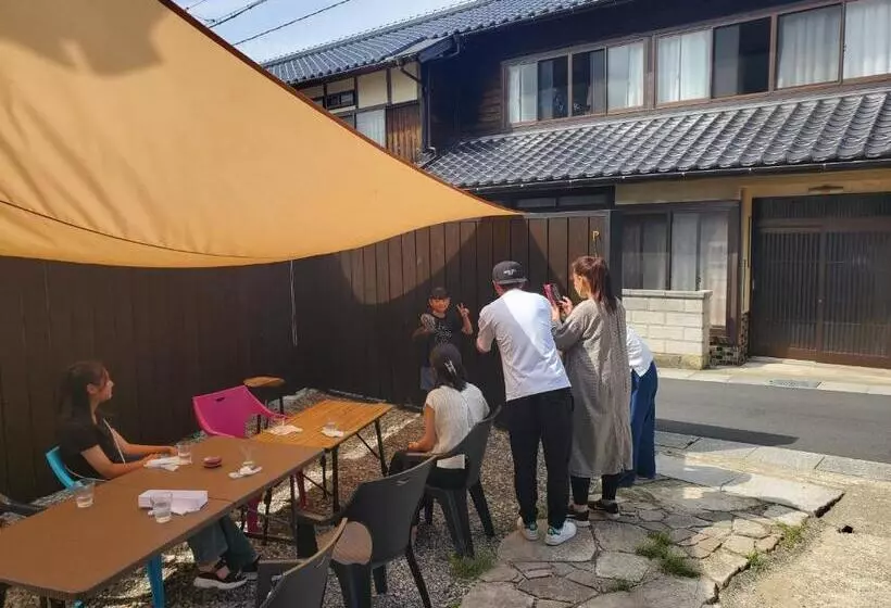 پانسیون 鷹とあそべる海辺のカフェ&ゲストハウスことひ