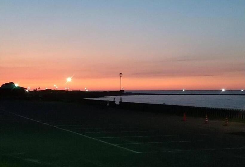 پانسیون 鷹とあそべる海辺のカフェ&ゲストハウスことひ