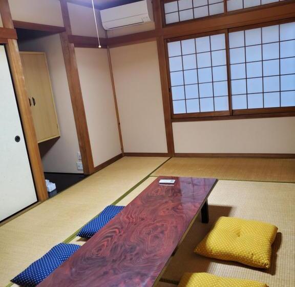 پانسیون 鷹とあそべる海辺のカフェ&ゲストハウスことひ