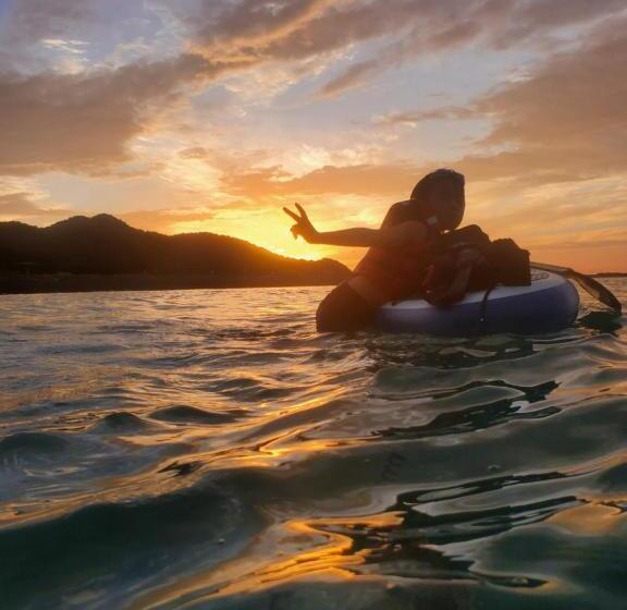پانسیون 鷹とあそべる海辺のカフェ&ゲストハウスことひ