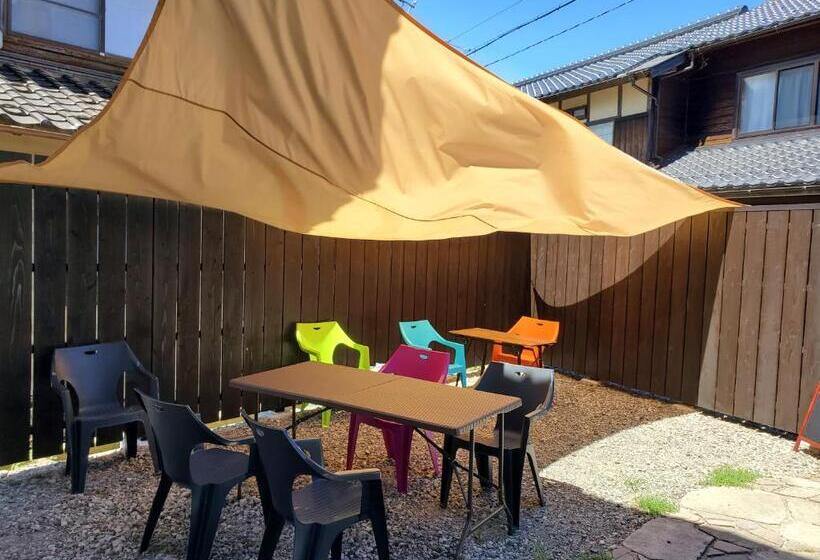 پانسیون 鷹とあそべる海辺のカフェ&ゲストハウスことひ