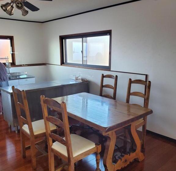 پانسیون 鷹とあそべる海辺のカフェ&ゲストハウスことひ