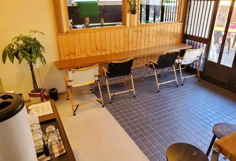 پانسیون 鷹とあそべる海辺のカフェ&ゲストハウスことひ