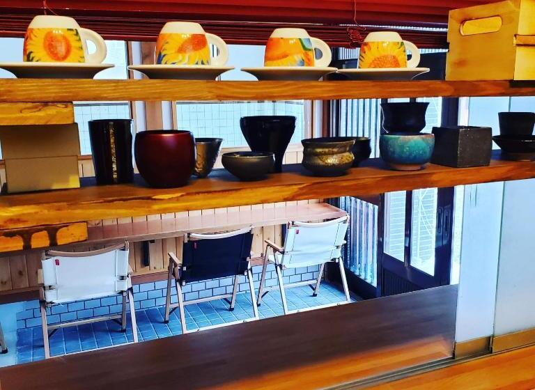 پانسیون 鷹とあそべる海辺のカフェ&ゲストハウスことひ