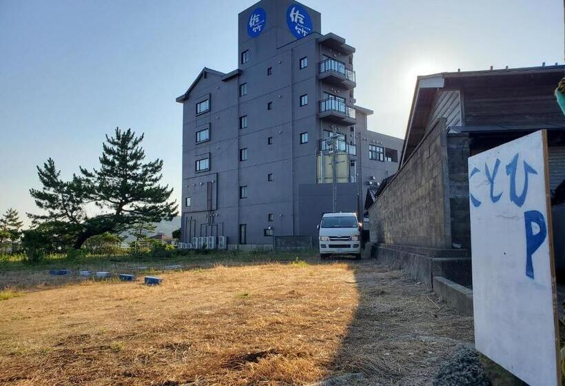 پانسیون 鷹とあそべる海辺のカフェ&ゲストハウスことひ