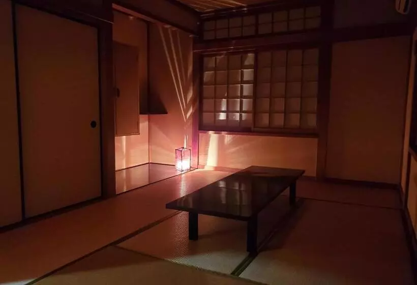 پانسیون 鷹とあそべる海辺のカフェ&ゲストハウスことひ
