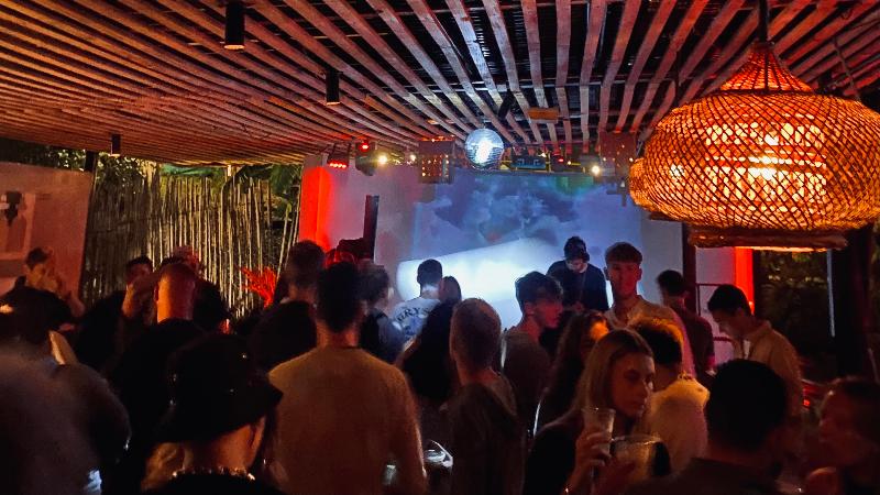 هتل کپسول Azul Rosa Party Lodging