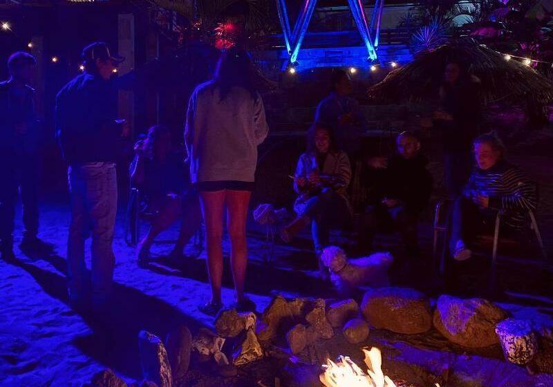 هتل کپسول Azul Rosa Party Lodging