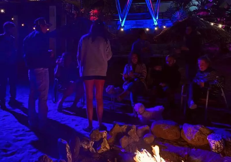 هتل کپسول Azul Rosa Party Lodging
