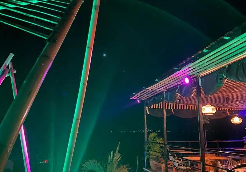 هتل کپسول Azul Rosa Party Lodging