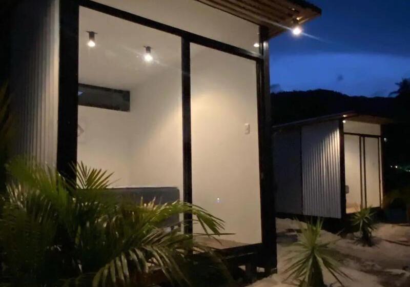 هتل کپسول Azul Rosa Party Lodging