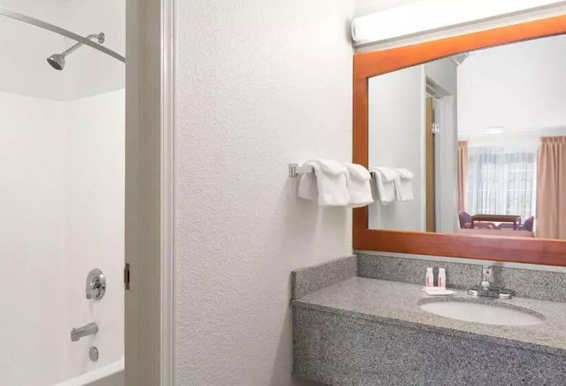 Hotelli Creekside Inn & Suites