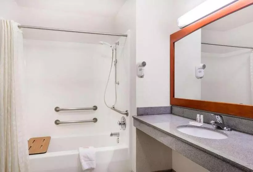 Hotelli Creekside Inn & Suites